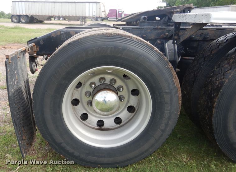 image for item DL0278 2013 Peterbilt 579  semi truck