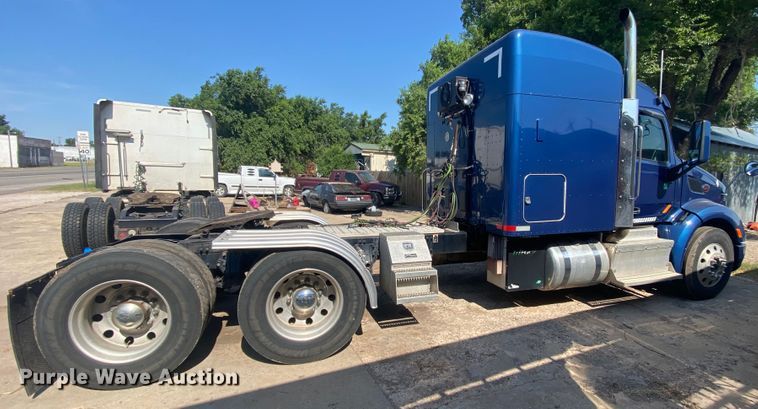 image for item DL0278 2013 Peterbilt 579  semi truck