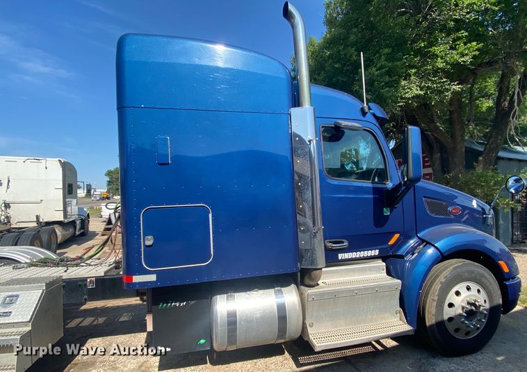 image for item DL0278 2013 Peterbilt 579  semi truck