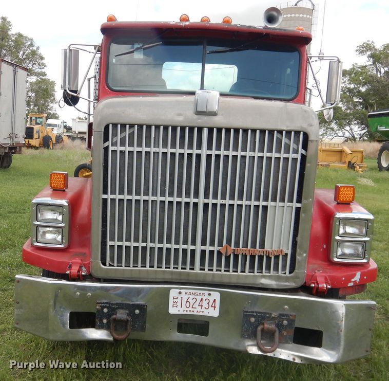 image for item DL0301 1990 International F9370  semi truck