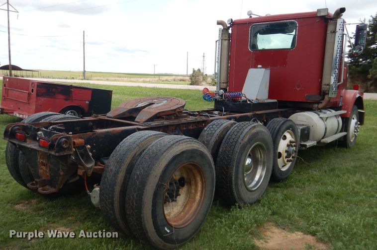 image for item DL0301 1990 International F9370  semi truck