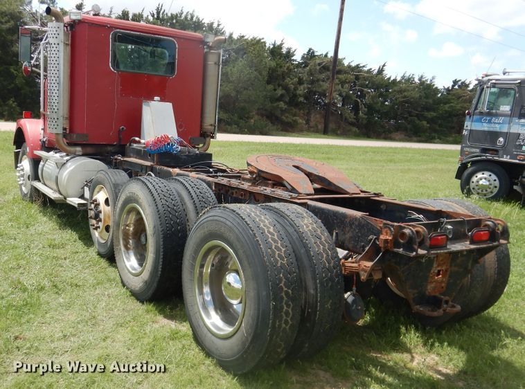 image for item DL0301 1990 International F9370  semi truck