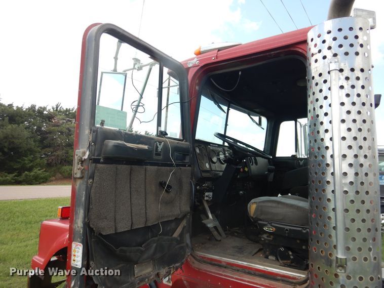 image for item DL0301 1990 International F9370  semi truck