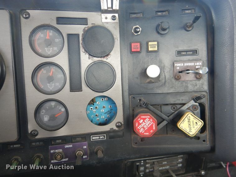 image for item DL0301 1990 International F9370  semi truck