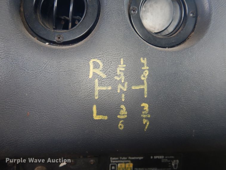 image for item DL0301 1990 International F9370  semi truck