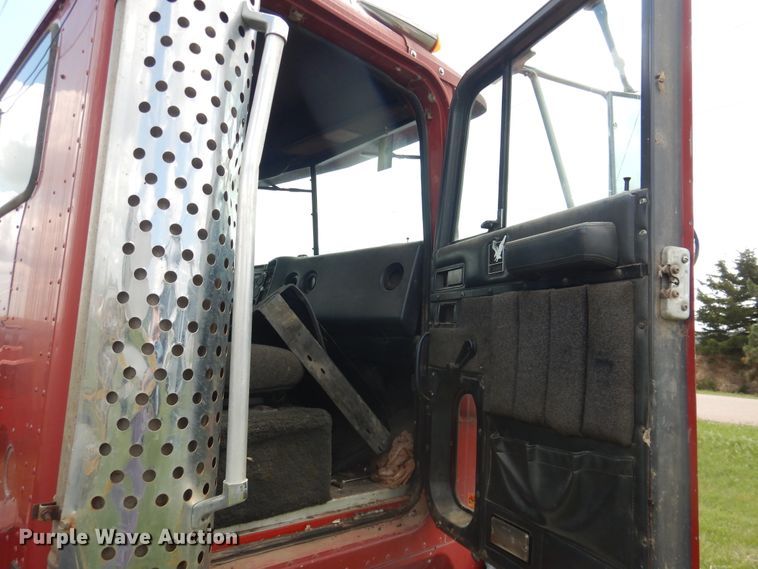 image for item DL0301 1990 International F9370  semi truck