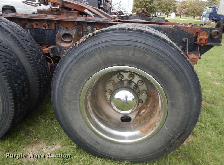 image for item DL0301 1990 International F9370  semi truck