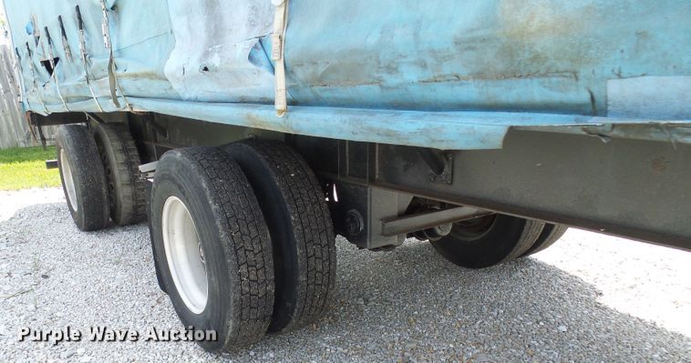 image for item DL0975 1999 Wilson CF900  side curtain trailer