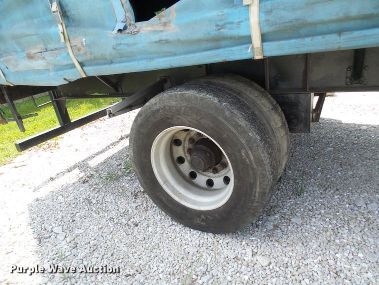 image for item DL0975 1999 Wilson CF900  side curtain trailer