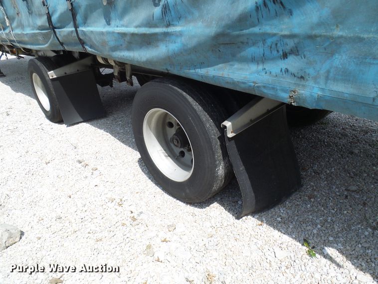 image for item DL0975 1999 Wilson CF900  side curtain trailer