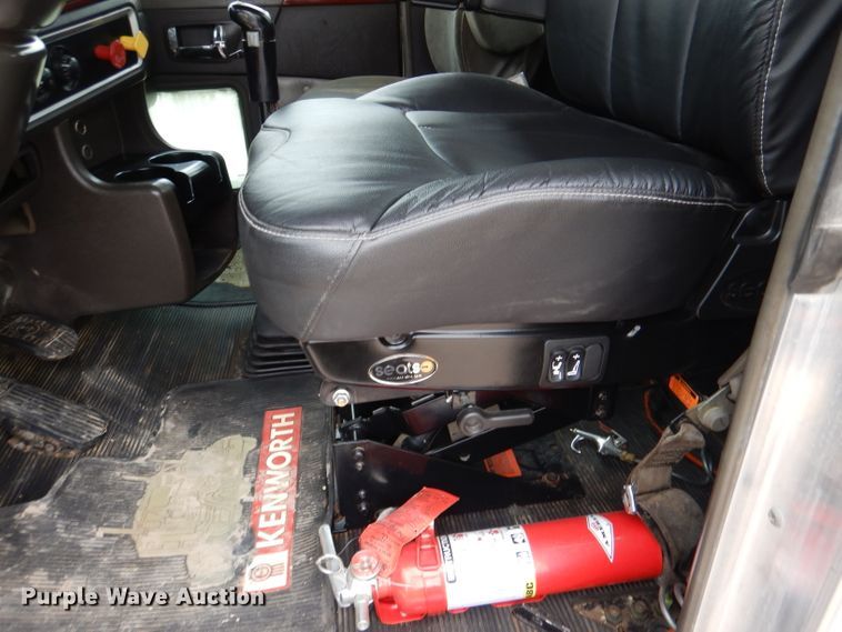 image for item DL8842 2006 Kenworth W900  semi truck