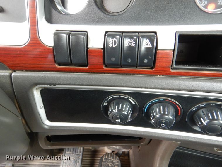 image for item DL8842 2006 Kenworth W900  semi truck