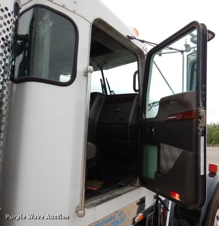 image for item DL8842 2006 Kenworth W900  semi truck