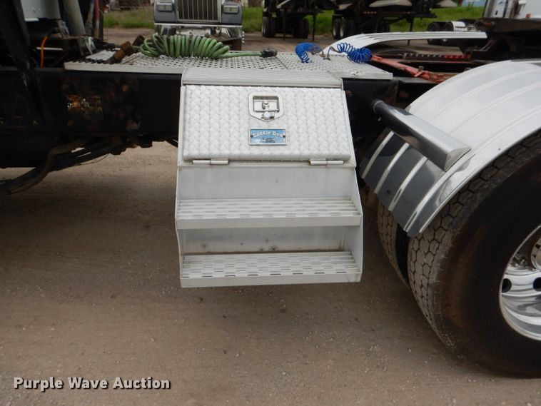 image for item DL8842 2006 Kenworth W900  semi truck