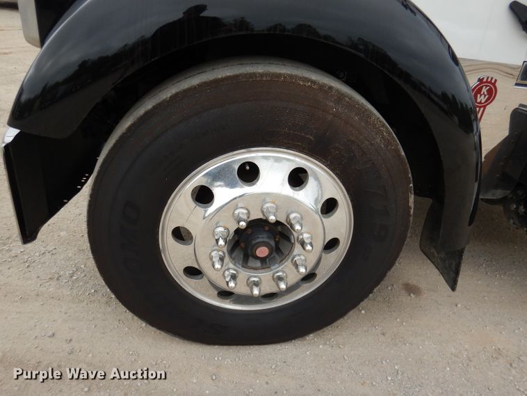 image for item DL8842 2006 Kenworth W900  semi truck