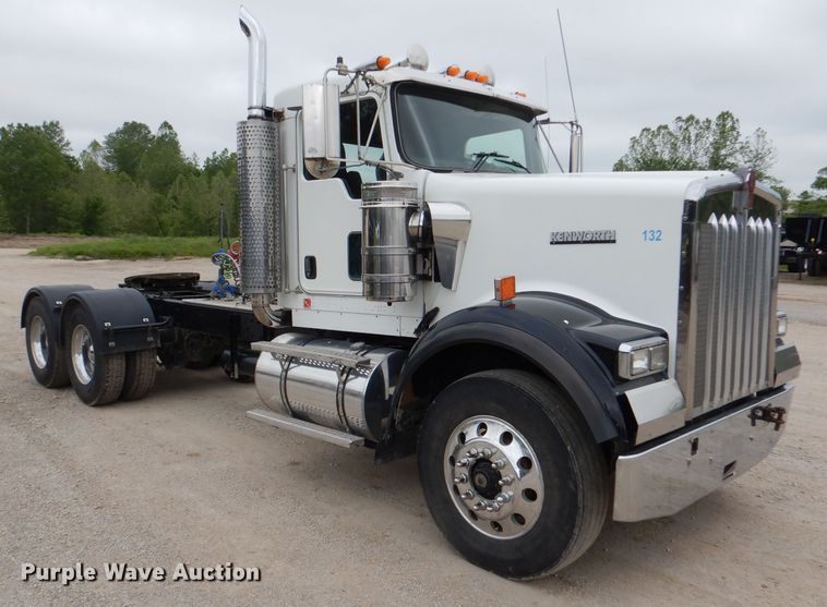 image for item DL8843 2005 Kenworth W900  semi truck