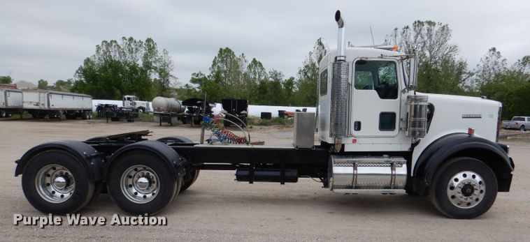 image for item DL8843 2005 Kenworth W900  semi truck