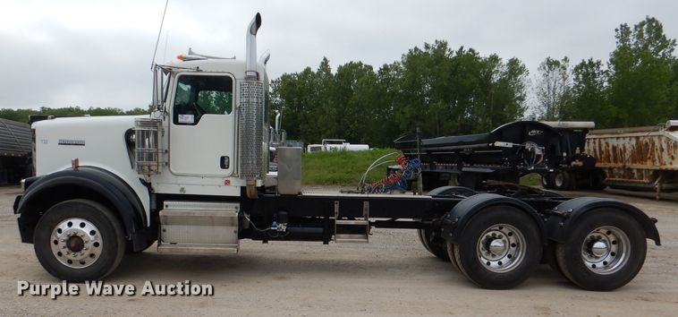 image for item DL8843 2005 Kenworth W900  semi truck
