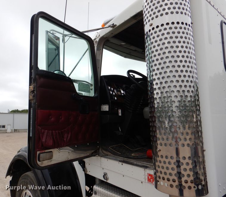 image for item DL8843 2005 Kenworth W900  semi truck