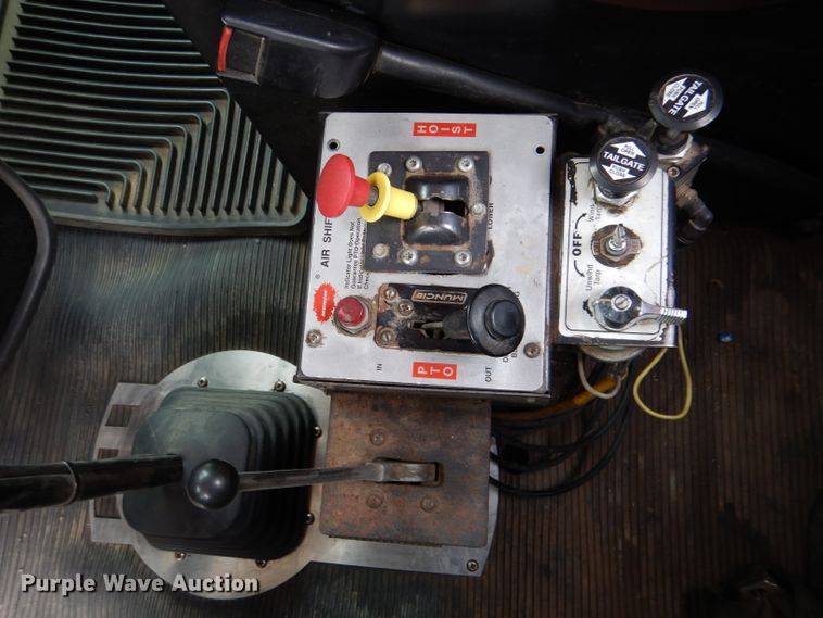 image for item DL8843 2005 Kenworth W900  semi truck