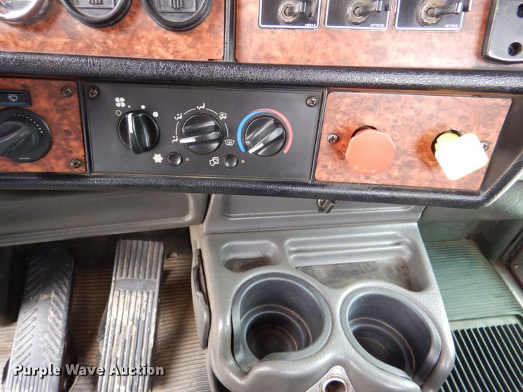 image for item DL8843 2005 Kenworth W900  semi truck