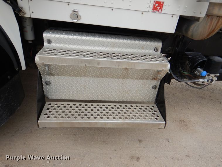 image for item DL8843 2005 Kenworth W900  semi truck