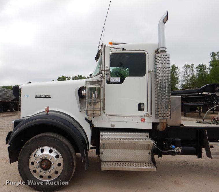 image for item DL8843 2005 Kenworth W900  semi truck