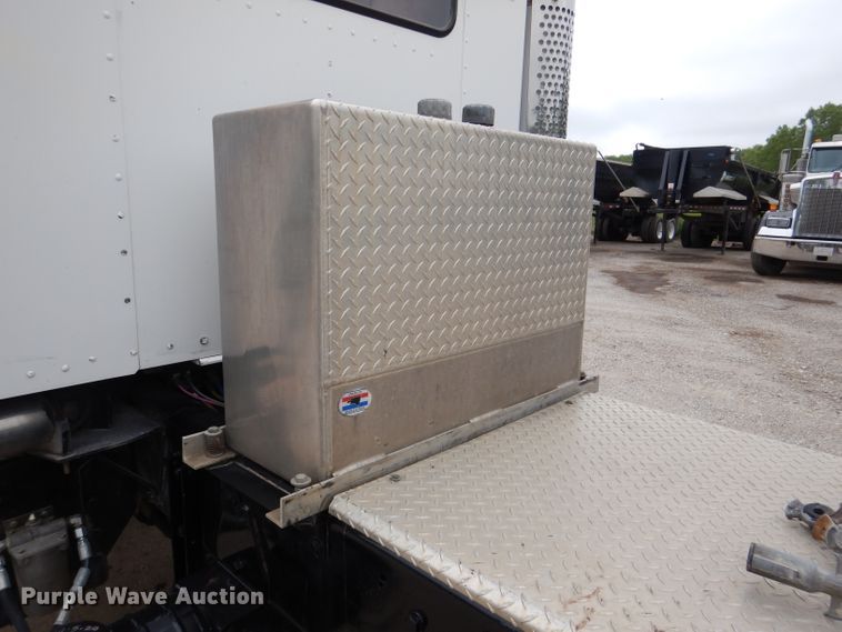 image for item DL8843 2005 Kenworth W900  semi truck