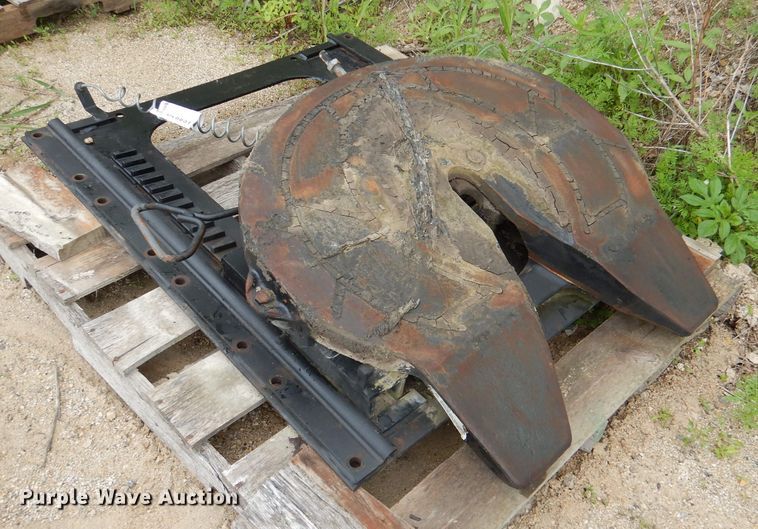 (5) fifth wheel plates in Bucyrus, KS Item DL8851 sold Purple Wave