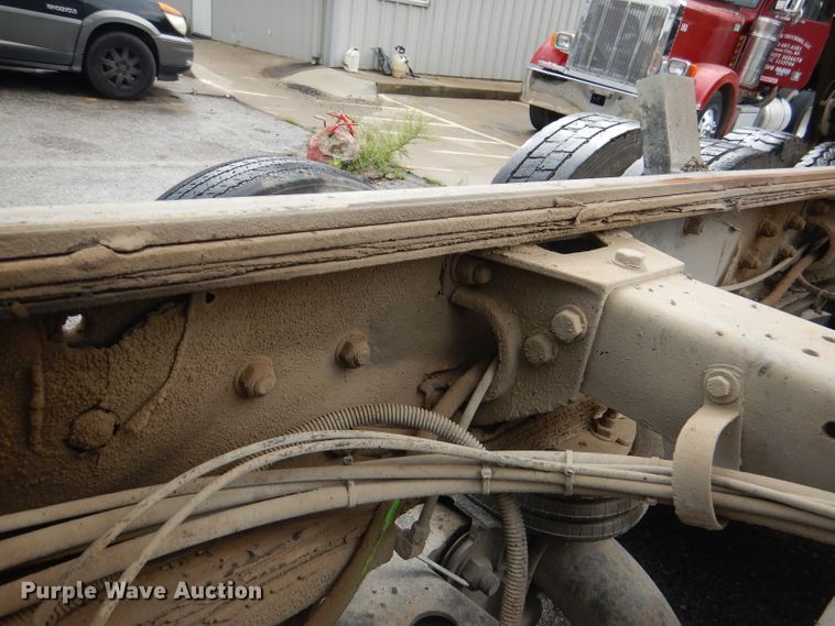 image for item DL8880 2001 Peterbilt 379  dump truck