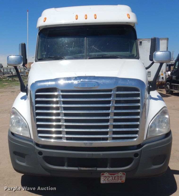 image for item DM5249 2014 Freightliner Cascadia  semi truck