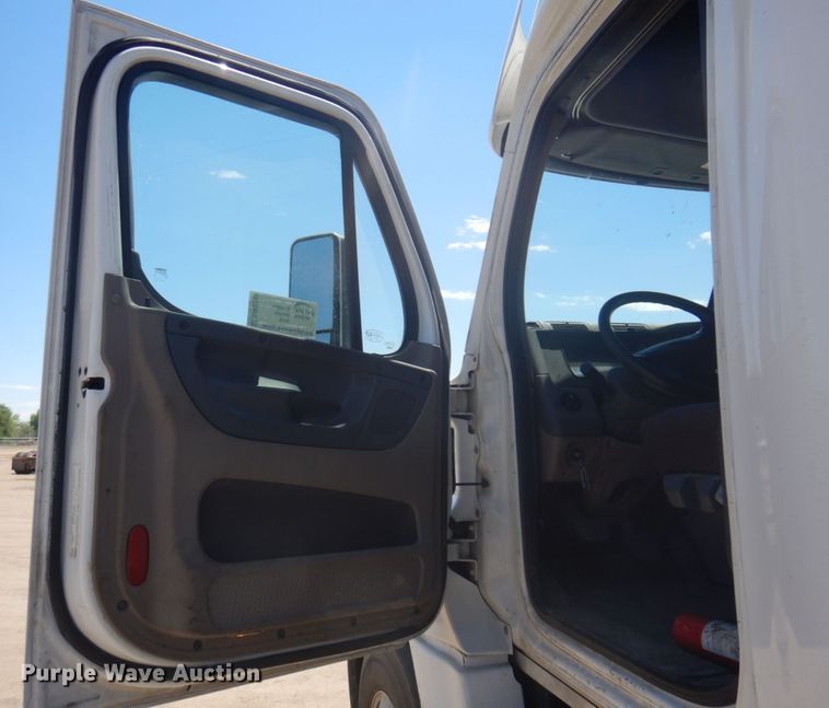 image for item DM5249 2014 Freightliner Cascadia  semi truck