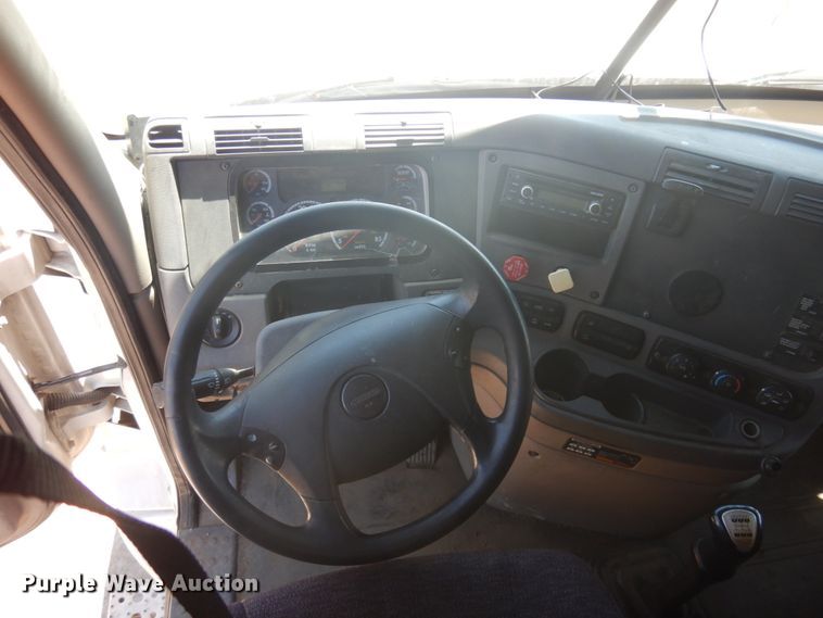 image for item DM5249 2014 Freightliner Cascadia  semi truck