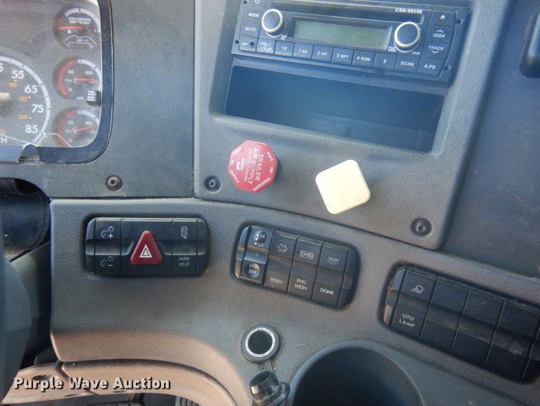 image for item DM5249 2014 Freightliner Cascadia  semi truck