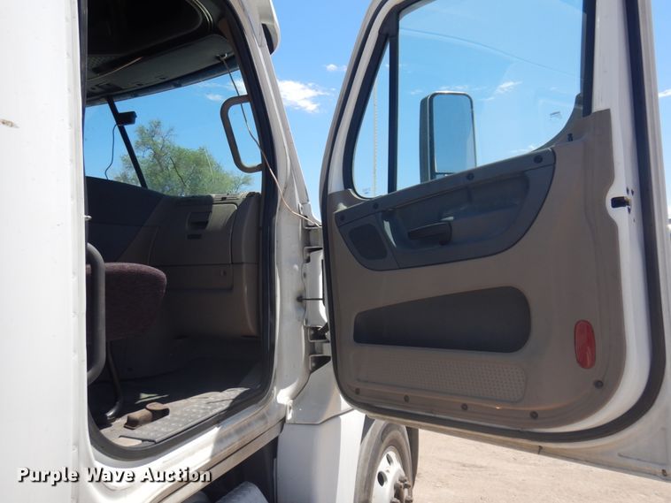 image for item DM5249 2014 Freightliner Cascadia  semi truck