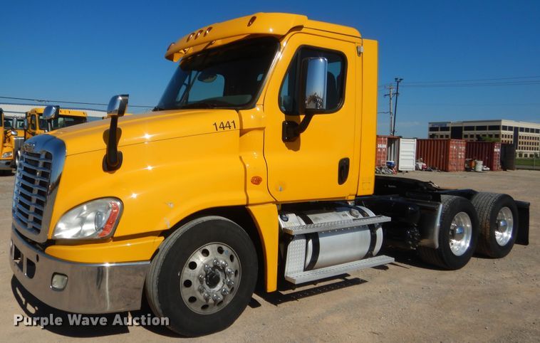 image for item ET9188 2017 Freightliner Cascadia 125  semi truck