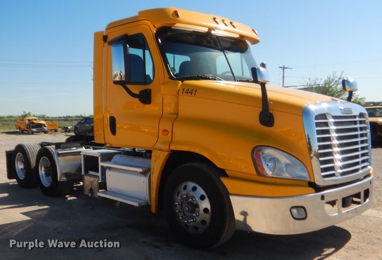 image for item ET9188 2017 Freightliner Cascadia 125  semi truck