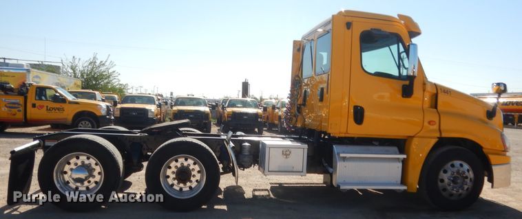 image for item ET9188 2017 Freightliner Cascadia 125  semi truck