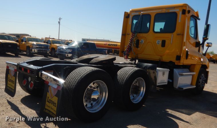 image for item ET9188 2017 Freightliner Cascadia 125  semi truck