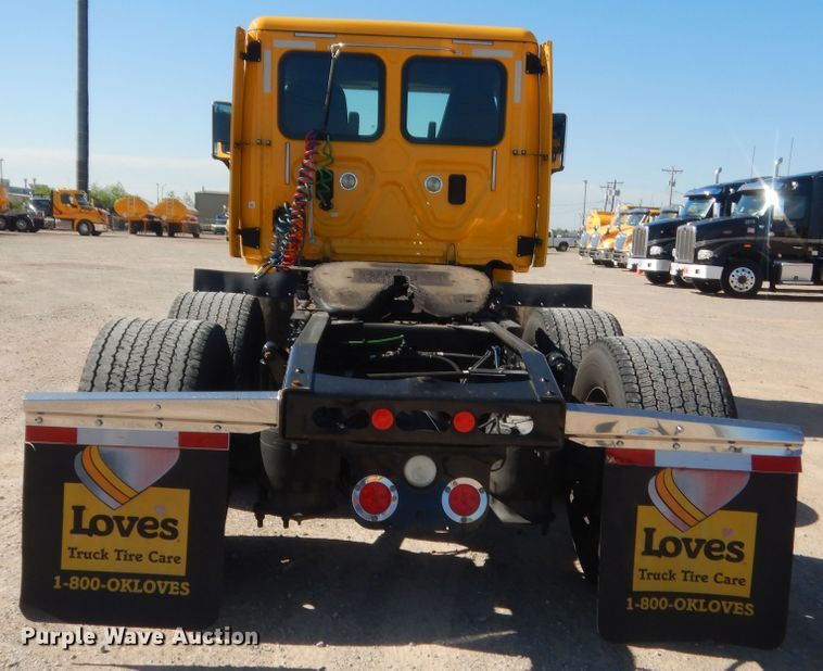 image for item ET9188 2017 Freightliner Cascadia 125  semi truck