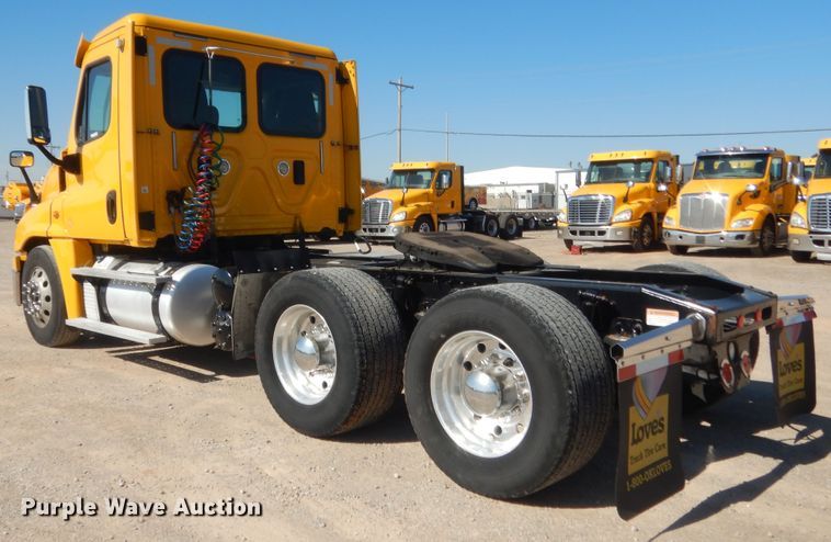 image for item ET9188 2017 Freightliner Cascadia 125  semi truck