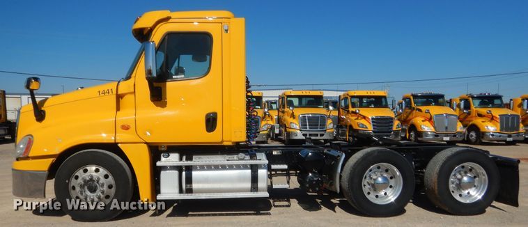 image for item ET9188 2017 Freightliner Cascadia 125  semi truck