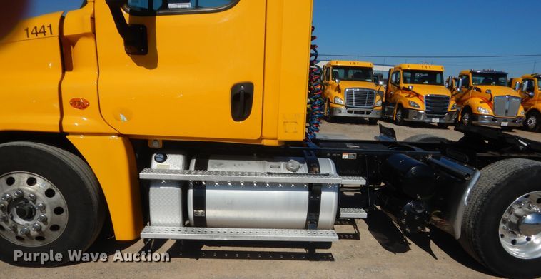 image for item ET9188 2017 Freightliner Cascadia 125  semi truck