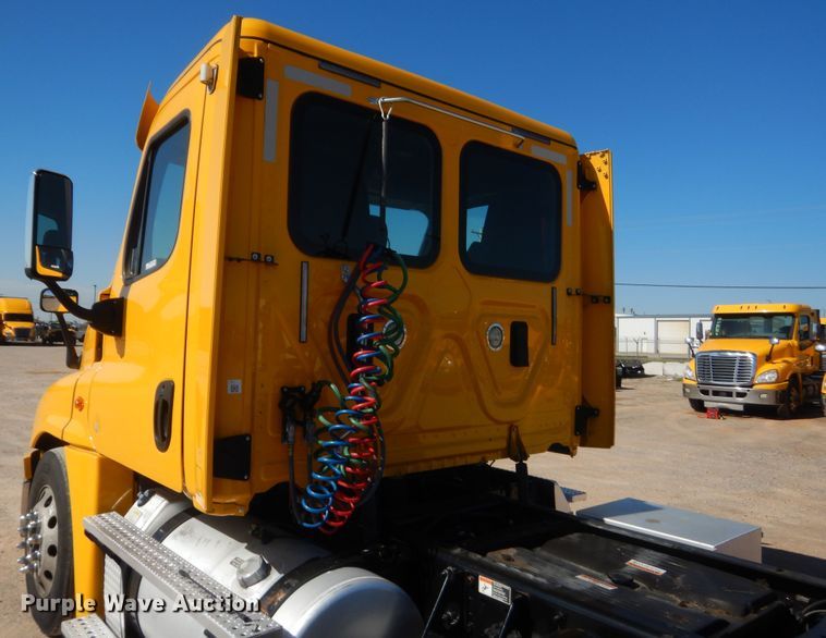 image for item ET9188 2017 Freightliner Cascadia 125  semi truck