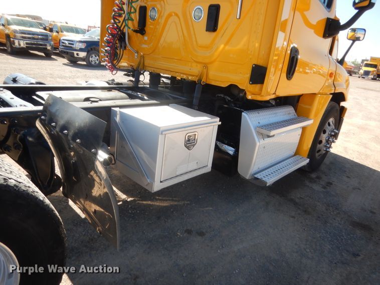 image for item ET9188 2017 Freightliner Cascadia 125  semi truck