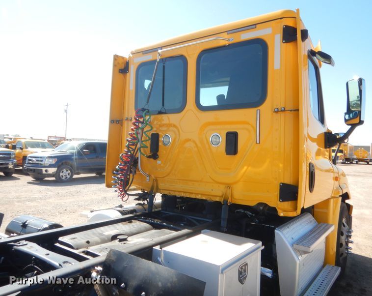 image for item ET9188 2017 Freightliner Cascadia 125  semi truck