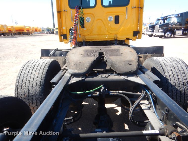 image for item ET9188 2017 Freightliner Cascadia 125  semi truck