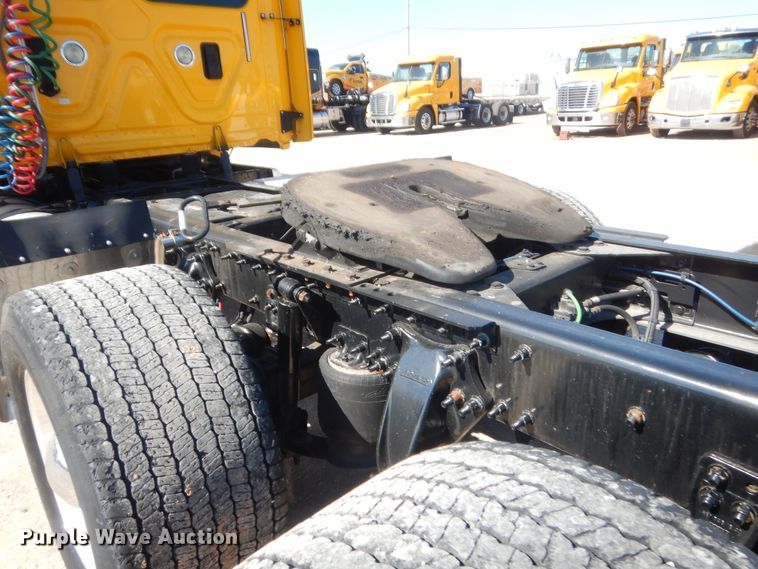 image for item ET9188 2017 Freightliner Cascadia 125  semi truck