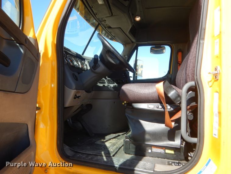 image for item ET9188 2017 Freightliner Cascadia 125  semi truck