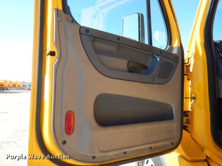 image for item ET9188 2017 Freightliner Cascadia 125  semi truck